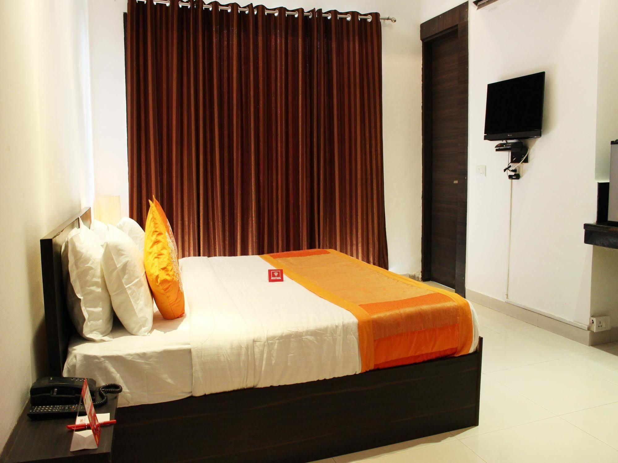 Oyo Flagship 387 Moulsari Avenue Otel Gurgaon Dış mekan fotoğraf