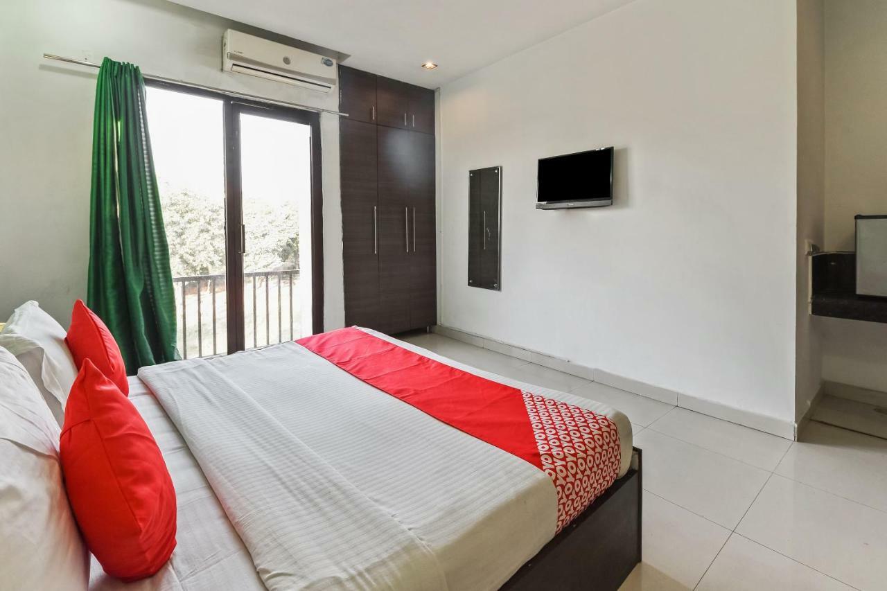 Oyo Flagship 387 Moulsari Avenue Otel Gurgaon Dış mekan fotoğraf